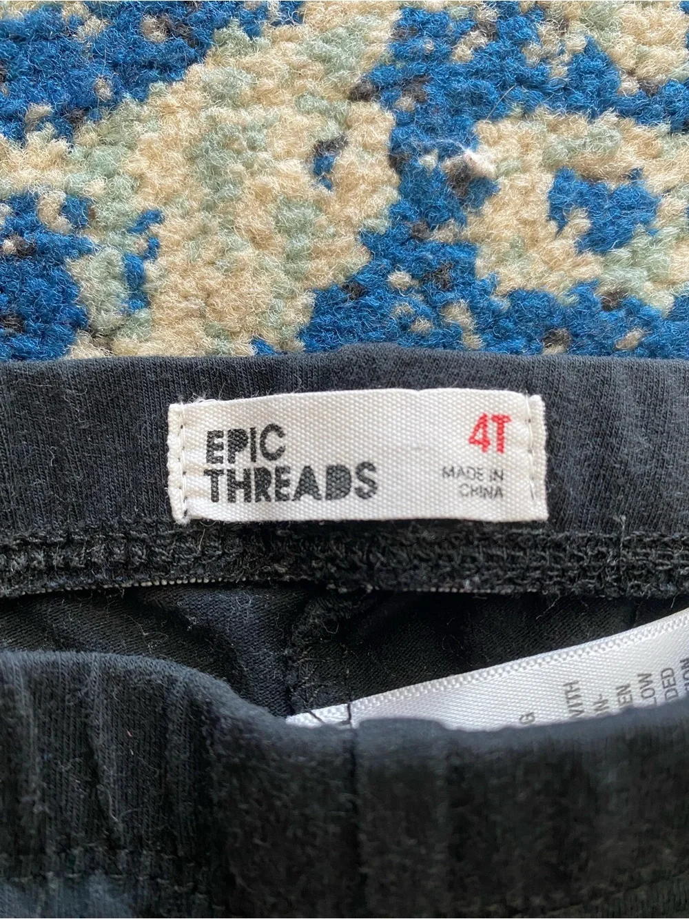 Epic Threads Black Leggings with Metallic Pink Heart Print